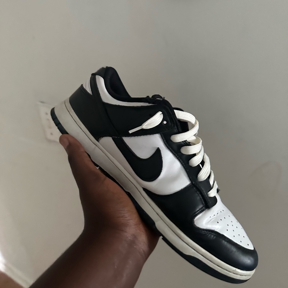 Panda Nike dunks come with original laces